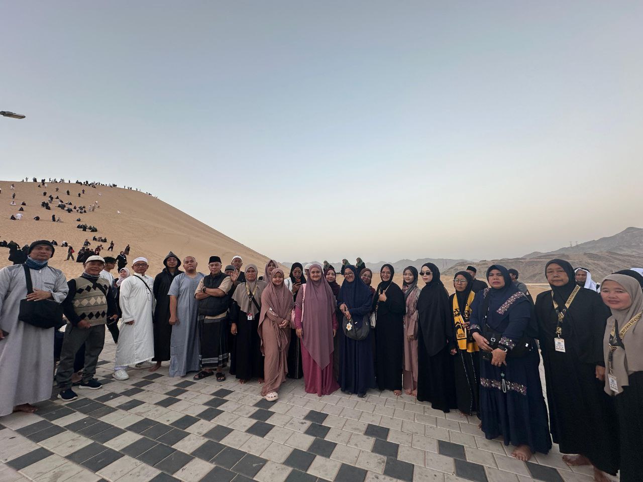 Jamaah Jannah Firdaus Travel sedang berfoto di Jabal Malaikat saat perjalanan umroh