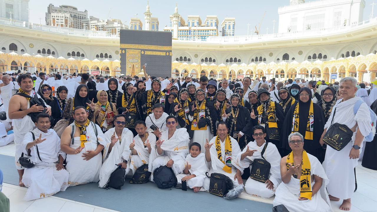 Kebersamaan jamaah Jannah Firdaus Travel setelah menyelesaikan ibadah umroh di Tanah Suci