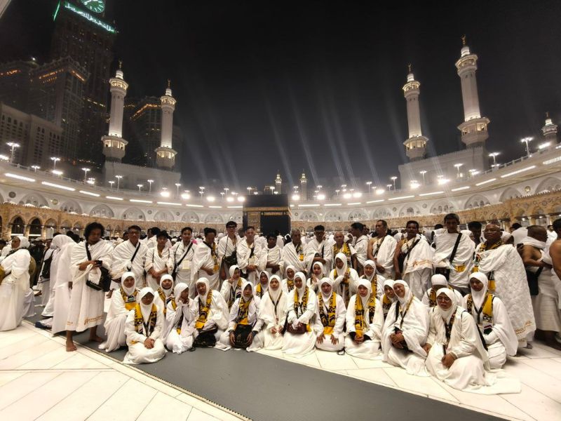 Bukti nyata pelayanan Jannah Firdaus melalui kebahagiaan jamaah saat berfoto di depan Ka'bah
