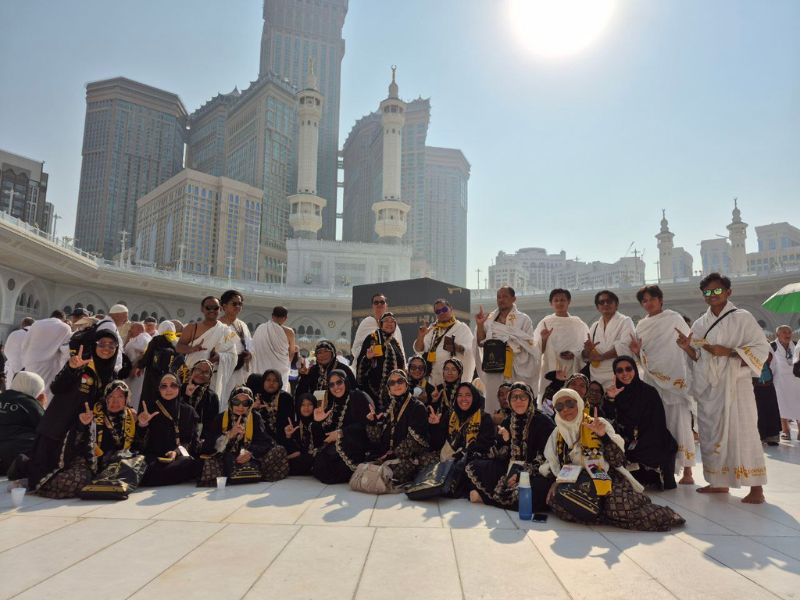 Jamaah Jannah Firdaus foto bersama di depan Ka'bah saat menjalankan ibadah umroh