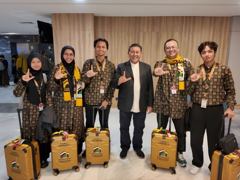 Jamaah Jannah Firdaus foto bersama Direktur Jannah Firdaus Travel sebelum keberangkatan umroh
